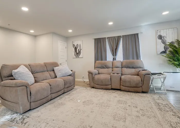 2 Mi To Old Town Scottsdale: Sleek Apartment