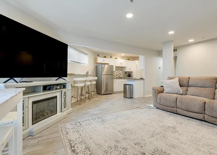 Apartment 2 Mi To Old Town Scottsdale: Sleek