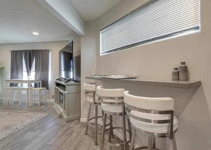 2 Mi To Old Town Scottsdale: Sleek Apartment *
