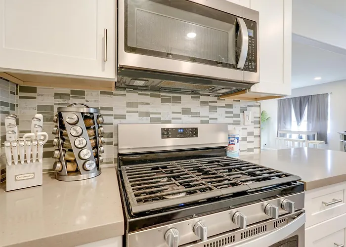 Apartment 2 Mi To Old Town Scottsdale: Sleek Scottsdale