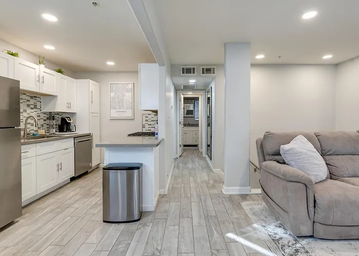 Apartment 2 Mi To Old Town Scottsdale: Sleek