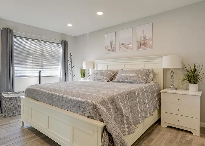 2 Mi To Old Town Scottsdale: Sleek Apartment
