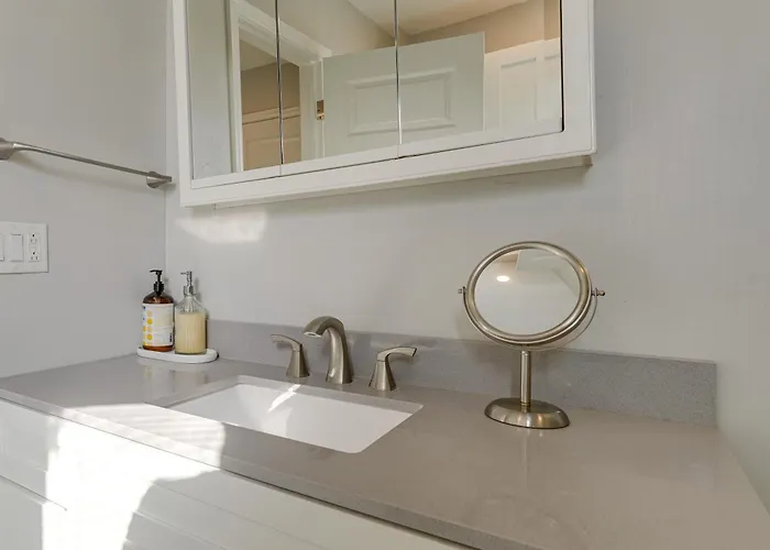 2 Mi To Old Town Scottsdale: Sleek Apartment Scottsdale