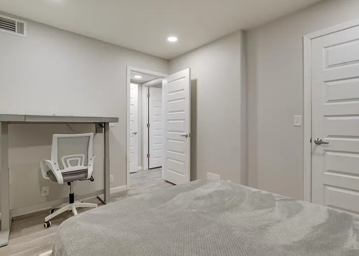 2 Mi To Old Town Scottsdale: Sleek Apartment *