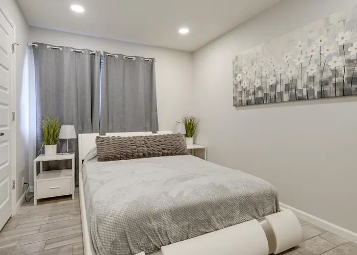Apartment 2 Mi To Old Town Scottsdale: Sleek