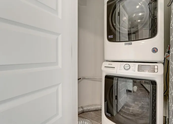 2 Mi To Old Town Scottsdale: Sleek Apartment